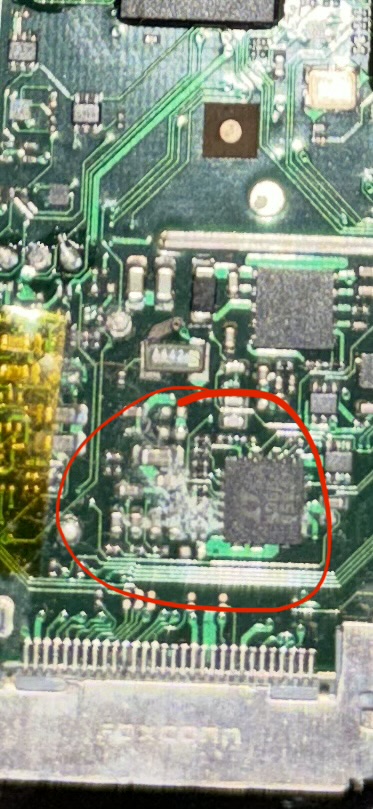 L'ossidazione vicino al connettore a 30 pin, prima della pulizia